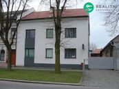 Prodám dům v Hradci Králové s garáží na 4 auta a zahradou., cena 14950000 CZK / objekt, nabízí Realitní samoobsluha s.r.o.