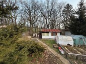 Menší chata na oploceném slunném pozemku v klidné lokalitě, cena 2800000 CZK / objekt, nabízí