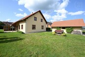 Prodej útulného rodinného domu 5+kk v Lhotě pod Radčem s krásnou zahradou a blízkostí zámku Zbiroh., cena 10890000 CZK / objekt, nabízí