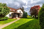 Prodej rodinného domu s rozlehlou zahradou a garáží v Horních Řepčicích, ulice Horní Řepčice 54, okres Litoměřice, nedaleko lesa a luk. Objekt po rekonstrukci, 459 m2 celkové plochy, cena 11 490 000 C, cena 11990000 CZK / objekt, nabízí