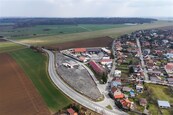 Pronájem oploceného pozemku s novou halou u dálnice D6 - Velká Dobrá, 7.051 m2, cena 220000 CZK / objekt / měsíc, nabízí CENTURY 21 Dream