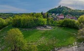 Pozemek o velikosti 1 974 m2 s platným stavebním povolením pod hradem Vysoký Chlumec, cena cena v RK, nabízí 