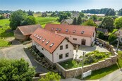 Prodej dvou vícegeneračních novostaveb s rozlohou 623 m2 a pozemkem 2 938 m2, cena 17896000 CZK / objekt, nabízí