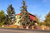PRODEJ RODINNÉHO DOMU se zděným zastřešeným dvorem 240 m2 , pozemek 987 m2, ul. Novosibřinská, Újezd nad Lesy, Praha 9, cena 12890000 CZK / objekt, nabízí