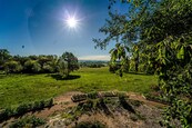 Stavební pozemek o velikosti 8 627 m2 pod hradem Vysoký Chlumec, cena 8138000 CZK / objekt, nabízí