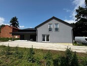 Prodej jedinečného rodinného domu v lokalitě Vávrovice, Opava, s podlahovým topením. Dům v osobním vlastnictví nabízí velkou zahradu o rozloze 840 m2 a garáž., cena 4600000 CZK / objekt, nabízí