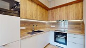 Luxusní byt 2+1 s balkónem 83m2 po rekonstrukci první Nájemník, cena 19990 CZK / objekt / měsíc, nabízí