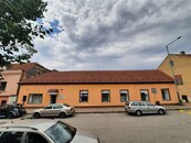 Prodej komerční nemovitosti vhodné k přestavbě na bytový dům v Praze 10-Petrovicích, cena 25000000 CZK / objekt, nabízí 
