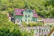 Prodej rodinného domu 9+3 v Lysolajském údolí s obytnou plochou 502 m2, cena 34900000 CZK / objekt, nabízí