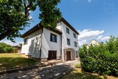 Pronájem 1/2 domu (přízemí) 5 + 1 se zahradou, cena 29000 CZK / objekt / měsíc, nabízí