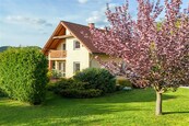 Prodej rodinného domu 5+kk s pozemkem 2050 m2 a garáží, cena 12000000 CZK / objekt, nabízí