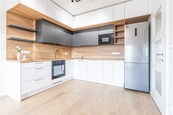 Byt 2+KK s terasou a s garážovým stáním, cena 25000 CZK / objekt / měsíc, nabízí