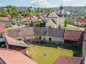 Prodej rodinného domu s velkým uzavřeným dvorem (1 177 m2) v Jaroměřicích, cena 2600000 CZK / objekt, nabízí