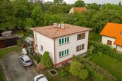 Prodej krásného řadového rodinného domu o dispozici 4+1 s bazénem a kvetoucí zahradou v Kostelci nad Černými lesy, cena 7800000 CZK / objekt, nabízí