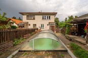 Prodej krásného řadového rodinného domu o dispozici 4+1 s bazénem a kvetoucí zahradou v Kostelci nad Černými lesy, cena 7600000 CZK / objekt, nabízí