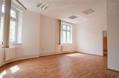 74 m2 komerčních prostor či kanceláří se zdravým sousedstvím - doslova, cena 14000 CZK / objekt / měsíc, nabízí