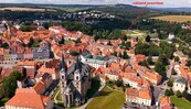 Prodej činžovního domu před rekonstrukcí v turisticky žádané lokalitě u náměstí Krále Jiřího z Poděbrad, Cheb - 250 m2 obytné plochy, balkon, sklep a osobní vlastnictví., cena 6900000 CZK / objekt, nabízí 