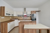 Pronájem, Byty 2+kk, 51m2 + 8m2 balkon - Včelná, cena 14000 CZK / objekt / měsíc, nabízí 