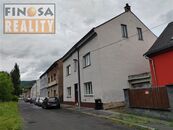 Na prodej samostatně stojící rodinný dům s garáží a menším pozemkem v Ústí nad Labem, ulice Matiční, cena 1 CZK / objekt, nabízí 