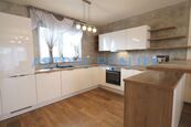 Samostatný RD k prodeji 5+kk s terasou, 170 m2, zahrada 703 m2, Vysoký Újezd, ul. Na panském, cena 17900000 CZK / objekt, nabízí