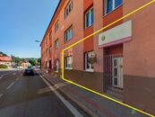 Volná prodejna 41 m2 v přízemí, u hlavní silnice s parkováním vedle prodejny, cena 6900 CZK / objekt / měsíc, nabízí