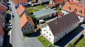 Dům zahrnující 2 byty, kanceláře, další prostory k přestavbě a řadové garáže, cena 8000000 CZK / objekt, nabízí