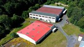 Průmyslové haly 4.526 m2 a pozemky o celkové výměře cca 15.000 m2, cena 192000 CZK / objekt / měsíc, nabízí