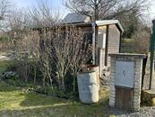 Nabízíme k prodeji zahradu s dřevěnou chatkou v klidné chatové lokalitě v obci Střelice u Brna, cena 1250000 CZK / objekt, nabízí 