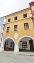 Historický měšťanský dům v centru Českých Budějovic, s renesanční fasádou, loubím a dvorem,