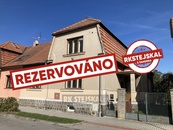 Prodej prostorného RD k modernizaci, rekonstrukci, či k přestavbě, RD s větší zahradou v širším centru města, na ulici Husova, Veselí nad Lužnicí, cena 3980000 CZK / objekt, nabízí 