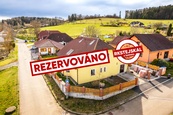 Prodej novějšího, prostorného rodinného domu, s obsáhlým příslušenstvím, s prostorným rovinatým, oploceným pozemkem, situovaný v klidné okrajové části obce Omlenička, Kaplice, okr. Český Krumlov, cena 7863000 CZK / objekt, nabízí 