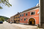 Verkauf eines historischen bürgerlichen Einfamilienhauses mit Wohnbereich und Gästehaus im Zentrum des Dorfes Chvalšiny in der Nähe Von Český Krumlov., cena 14350000 CZK / objekt, nabízí 