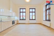 Pronájem nově zrekonstruovaného bytu 1+kk o výměře 39,89 m2 v Českém Brodě na náměstí., cena 14500 CZK / objekt / měsíc, nabízí