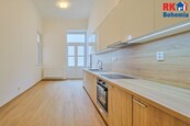 Pronájem nově zrekonstruovaného bytu 1+1 s balkónem o výměře 56 m2 v Českém Brodě na náměstí., cena 18000 CZK / objekt / měsíc, nabízí
