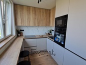 Pronájem bytu 2+1s lodžií, po luxusní rekonstrukci, 9NP/11NP, 50 m2, na ul. J. Kotase, Ostrava - Hrabůvka, cena 12990 CZK / objekt / měsíc, nabízí 