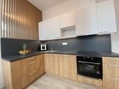 Pronájem nově zrekonstruovaného bytu 1kk s lodžií v rezidenční vile se zahradou, cena 13300 CZK / objekt / měsíc, nabízí