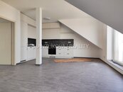 Pronájem prostorného bytu 2+kk s balkonem a parkingem, Krumlovská, České Budějovice, cena 19000 CZK / objekt / měsíc, nabízí