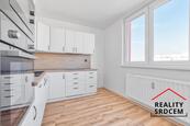 Pronájem moderně zrekonstruovaného bytu 2+1 se šatnou a lodžií, 59 m2, ul. Bruzovská, Frýdek-Místek, cena 16000 CZK / objekt / měsíc, nabízí 