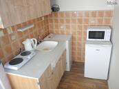 Pronájem bytu o dispozici 1+kk s užitnou plochou 28 m2 v Chomutově, ulice Březenecká , cena 7500 CZK / objekt / měsíc, nabízí