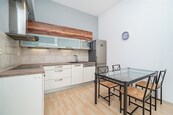 Nabízíme k pronájmu světlý byt 2+kk s balkonem (64 m2) / parkovací stání, Athénská, Praha 15 - Hostivař, cena 25000 CZK / objekt / měsíc, nabízí 