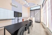 Prodej obchodního prostoru 85 m2 s parkovacím stáním, Kolejní, Praha 6 - Dejvice, cena 14999000 CZK / objekt, nabízí