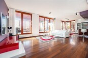 Nadstandardní moderně vybavený 5+kk, 137m2 obytná plocha, 130m2 terasa s panorama výhledem na Prahu, sauna, vířivka, klima., 3 x park. stání, 3 x sklep, cena 69000 CZK / objekt / měsíc, nabízí