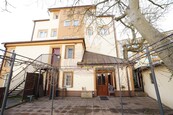 Prodej bytového domu s komerční částí (restaurace, sauna) v Karlových Varech, cena 17900000 CZK / objekt, nabízí