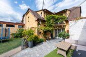 Prodej prostorného RD ve Vinařicích, výborný stav, příjemné místo., cena 11995000 CZK / objekt, nabízí