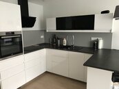 Prodej nadstandardního bytu 2+kk s balkonem a parkovacím místem, cena 7150000 CZK / objekt, nabízí
