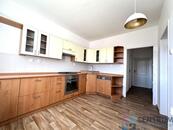 Nabízíme k pronájmu byt 3+1 s lodžií, ul. Jitřní, cena 16000 CZK / objekt / měsíc, nabízí