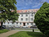 Pronájem bytu 1 + 1 o rozloze 65,3 m2 v přízemí bytového domu v Benešově, cena 13000 CZK / objekt / měsíc, nabízí