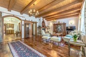 Prodej výjimečného rodinného domu 13 + 2k + 4k, 2 terasy/, hospodářská budova, užitná plocha 663 m2 s celkovým pozemkem 4988 m2 v obci Mirotín - Mnich., cena cena v RK, nabízí CENTURY 21 Corleon
