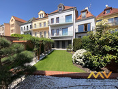 Pronájem exkluzivního apartmánu 78 m2 s balkonem a výhledem do zahrad v centru Hradce Králové., cena 24000 CZK / objekt / měsíc, nabízí