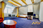 Pronájem podkrovního apartmánu 1+kk o rozloze 98 m2 v centru Hradce Králové - Malé náměstí., cena 21000 CZK / objekt / měsíc, nabízí
